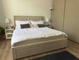 Doppelbett mit Polsterkopfteil 180x200