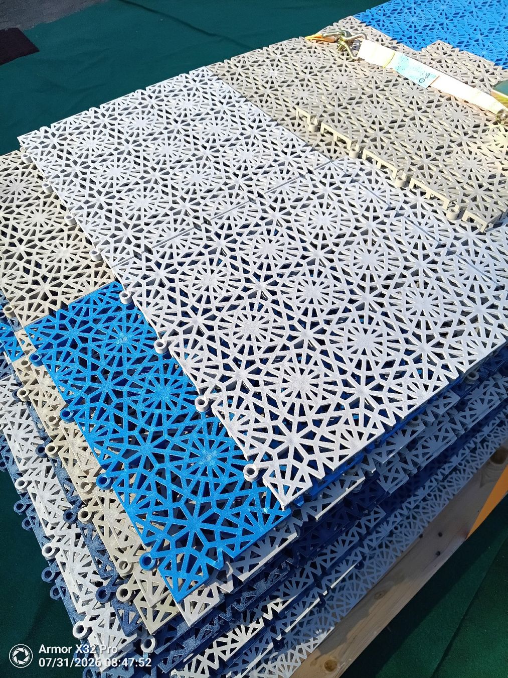 Revêtements de sol: Boden Gitter/ Platten Kunststoff  – D'occasion à Neuhausen par Diavolo2 2