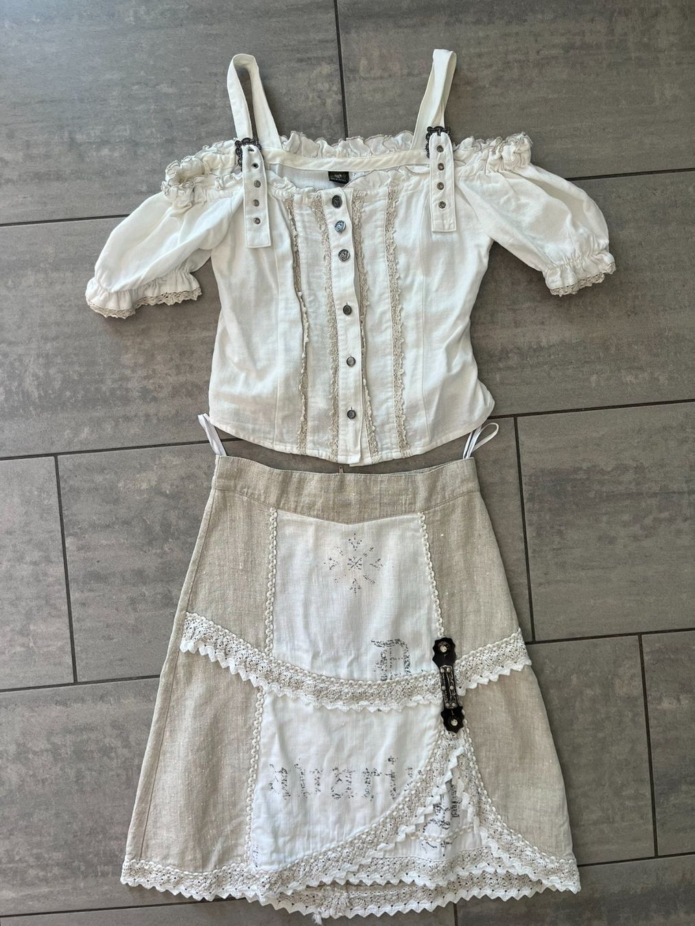 Costumi: OS Trachten Dirndl Set Beige Bluse + Rock – Usato da Otelfingen venduto da Denis_ZH