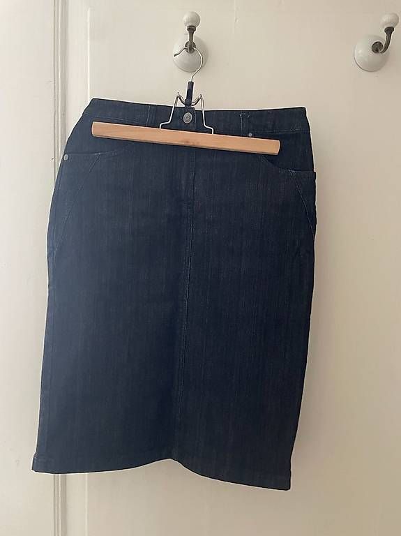 Gonne: Dunkelblauer Jeansrock von Peter Hahn  Grösse 38 – Usato da Männedorf venduto da A.L.
