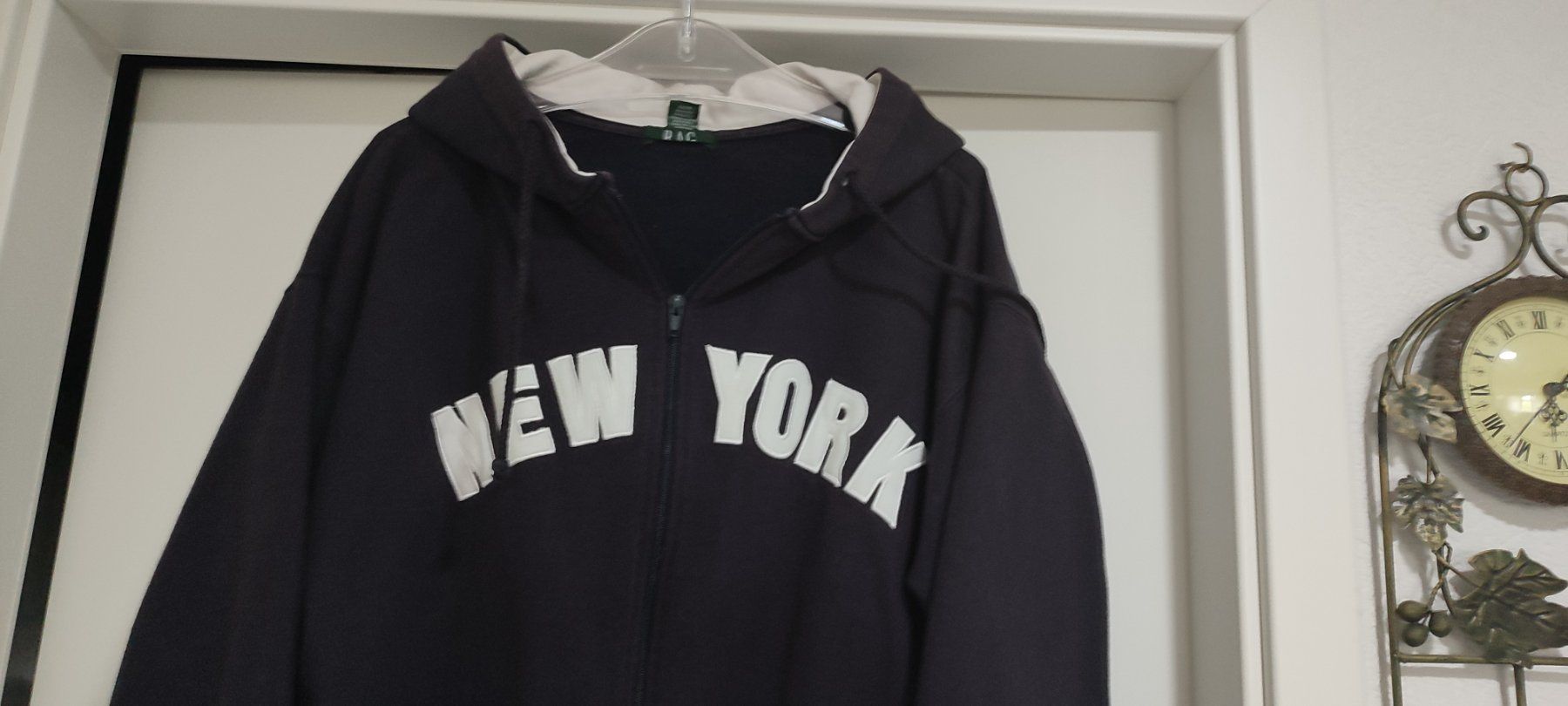 Maglioni & Felpe: Sweater à capuche New York – Usato da St-Cergue venduto da Neviana 1