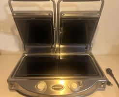 Professioneller Gastro-Doppelkontaktgrill mit Glaskeramik