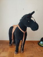 Plüschpferd schwarz mit Sattel.