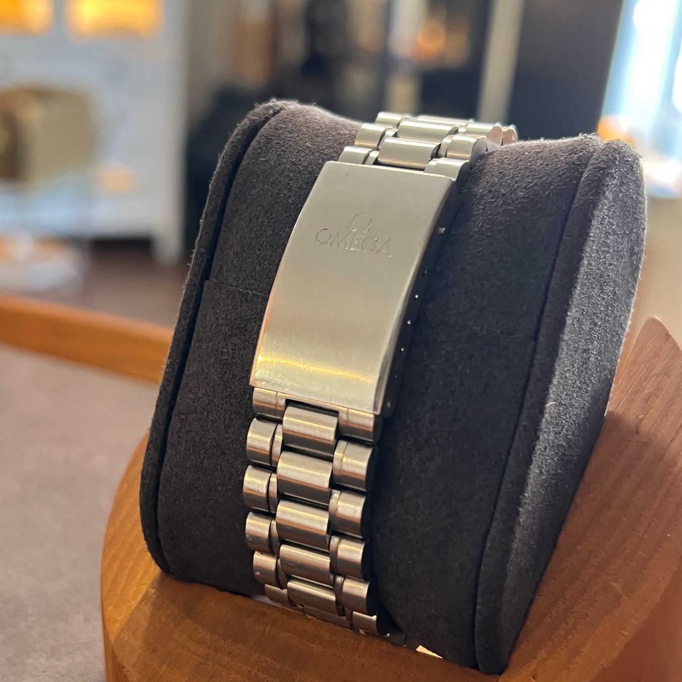 Omega Orologi: Omega Dynamic Date Black Dial 5200.50 – Usato da Carouge GE venduto da Watchaser 5