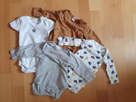 Vier Babybodies Gr. 62