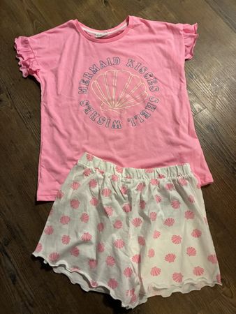 Schönes Pyjama Gr. 134/140, Neu