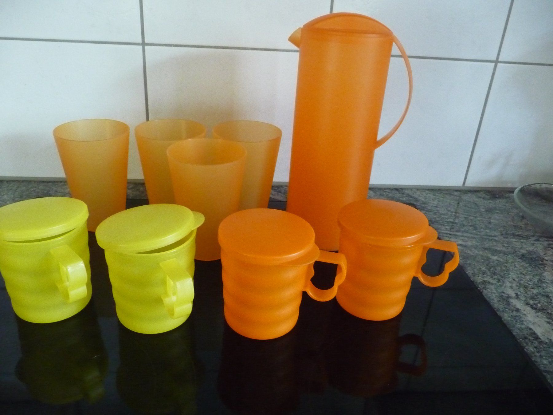 Tupperware Tazze: 4 Tupperware Tassen, Krug , 4 Becher neu – Nuovo (secondo la descrizione) da Kirchberg BE venduto da lavendel02