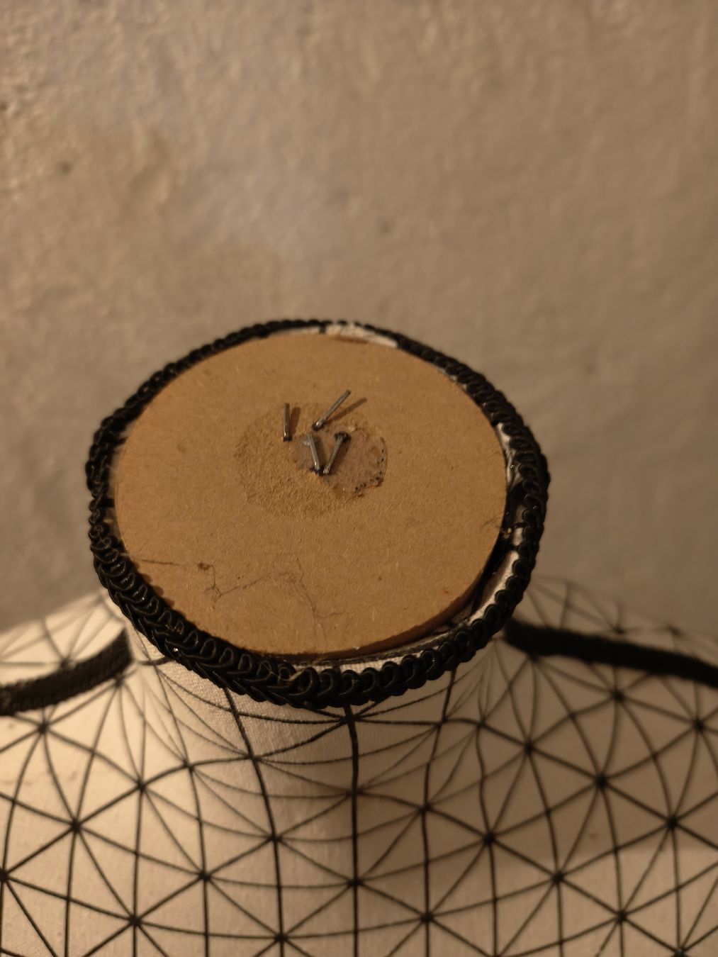 Puppen: Büste / Schneiderpuppe mit geometrischem Muster – Gebraucht aus Münchenbuchsee von v.gl 3