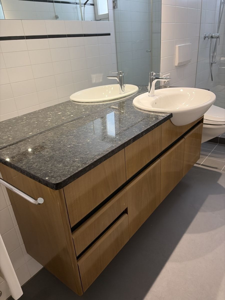Mobili per bagno: Waschtisch mit Granitplatte & Holzfronten & Lampen – Usato da Uitikon Waldegg venduto da Kebo01 1