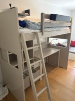 Chambre enfant avec lit mezzanine, bureau et bibliothèque