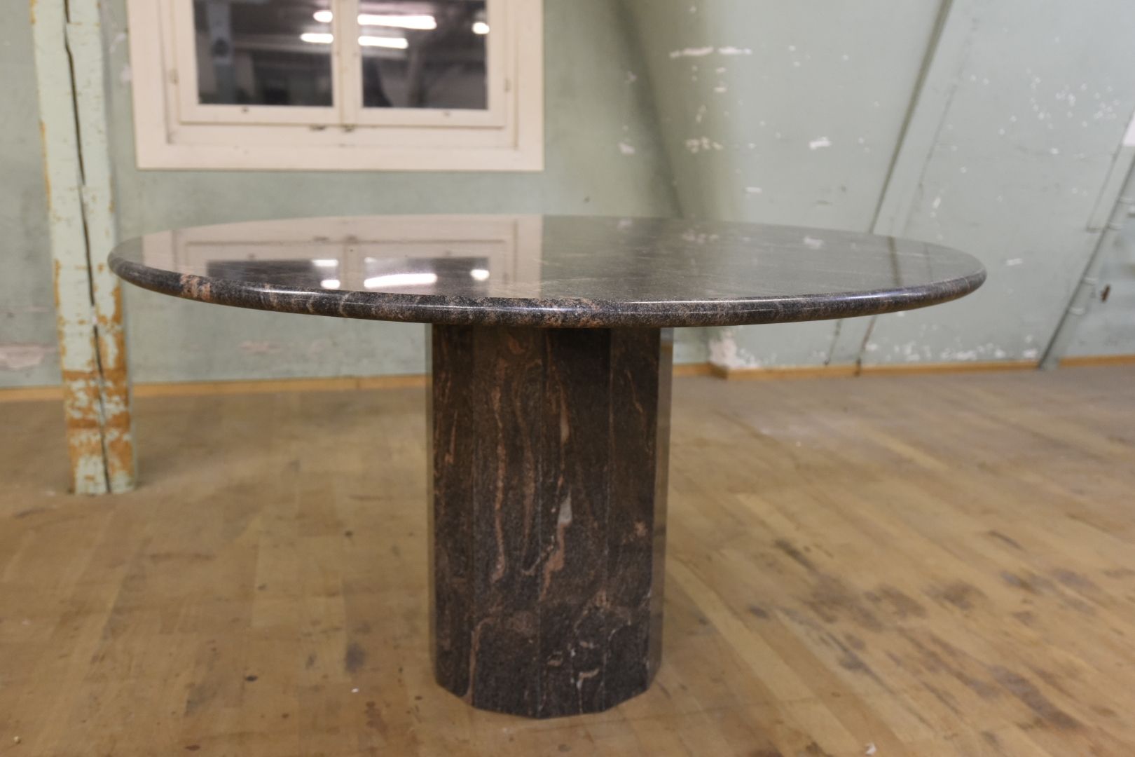 Tavoli: runder Designer Tisch aus Granit – Usato da Lichtensteig venduto da UsedIN 1