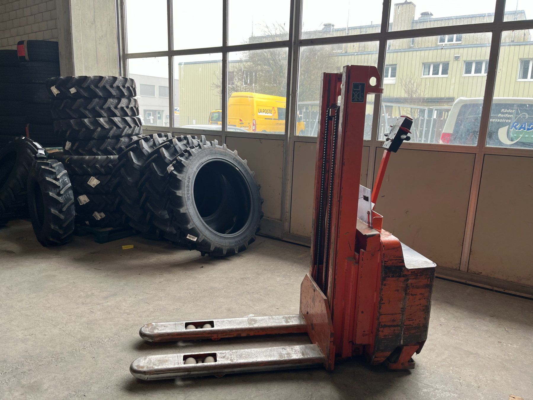 Carrelli elevatori e a forche: Elektro Hochhubwagen – Usato da Grenchen venduto da Radacag