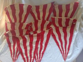 Guirlande ancienne, 10 fanions en tissu rayé rouge et blanc