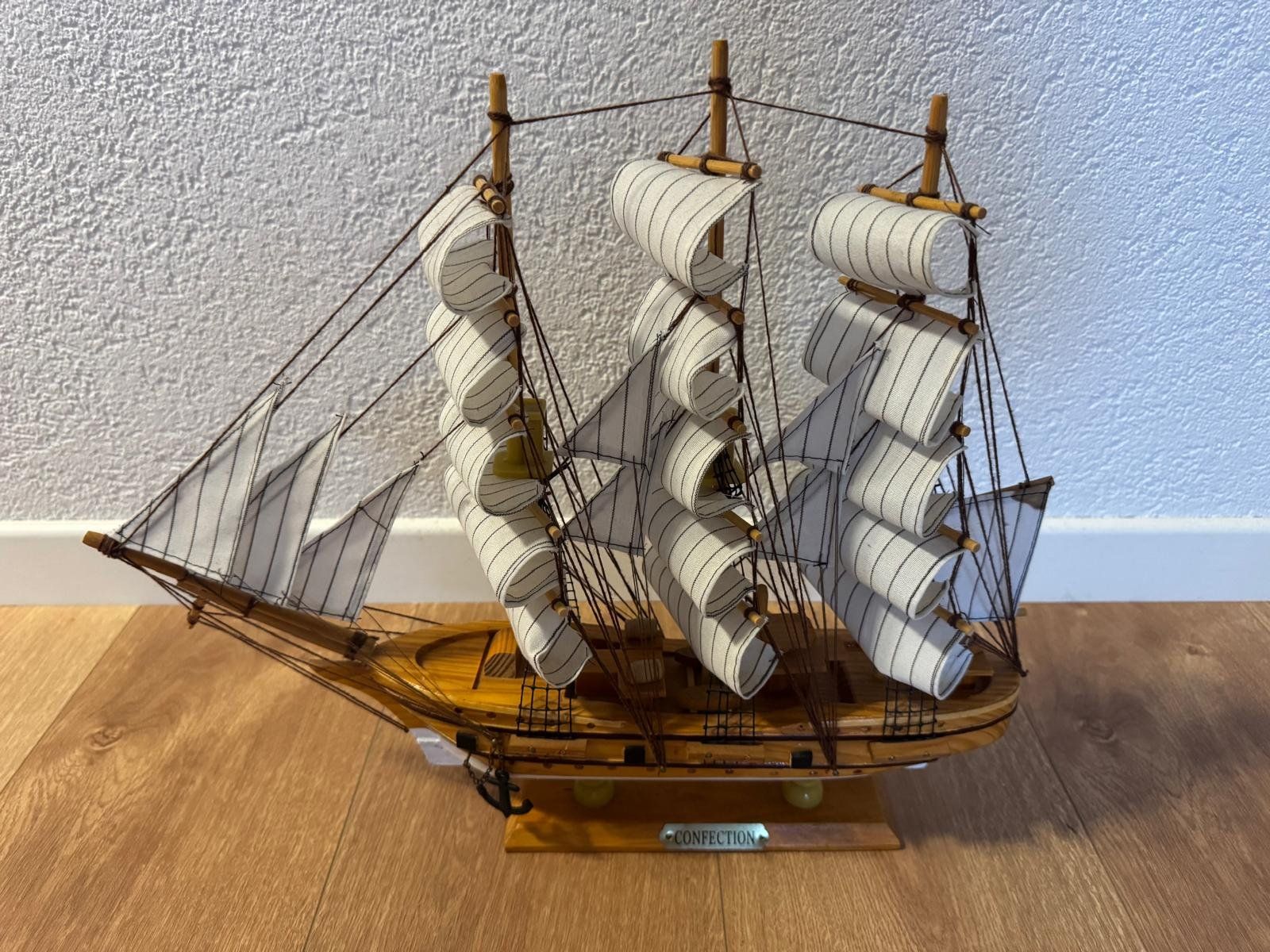 Modellbausätze & Standmodelle: Dekoratives Segelschiff aus Holz – Gebraucht aus Aarburg von Injac