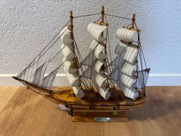 Dekoratives Segelschiff aus Holz