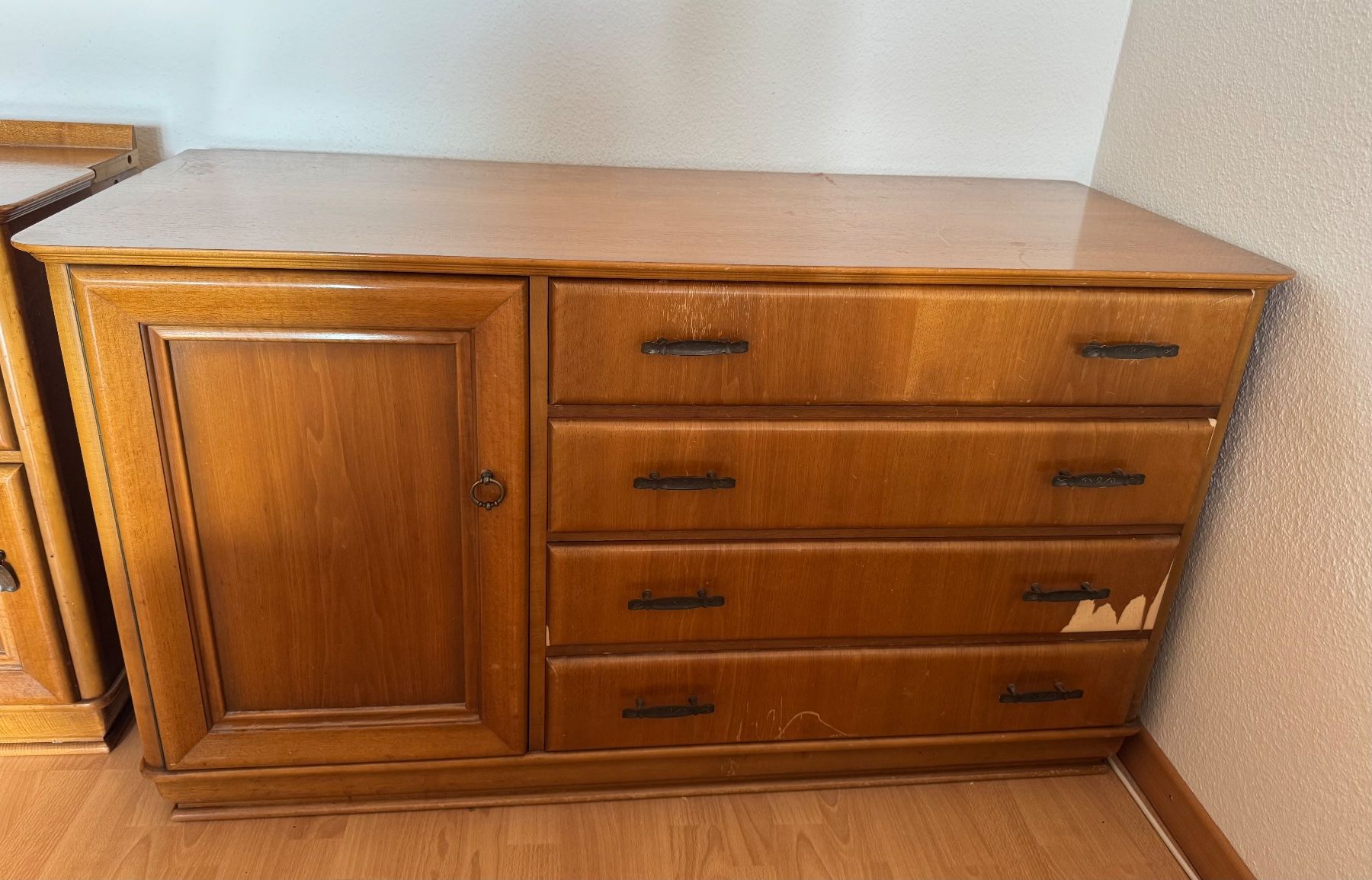Kommoden: Kommode aus Nussbaum schlicht – Gebraucht aus Arni AG von Ivoma
