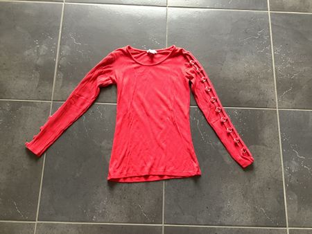 Top rouge manches longues avec ornements taille S