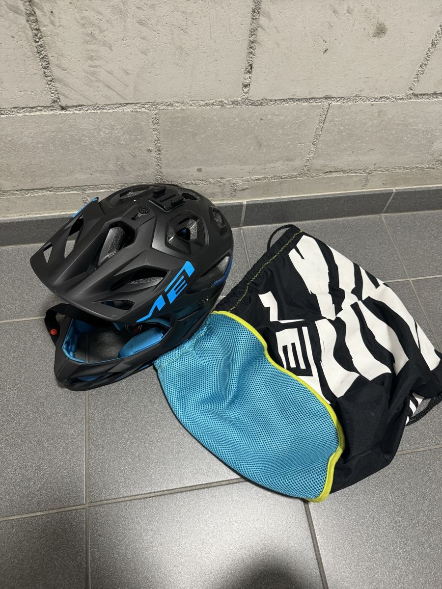 Caschi: MET Parachute Helmet black/blue – Usato da Chur venduto da mau_pmy7 5