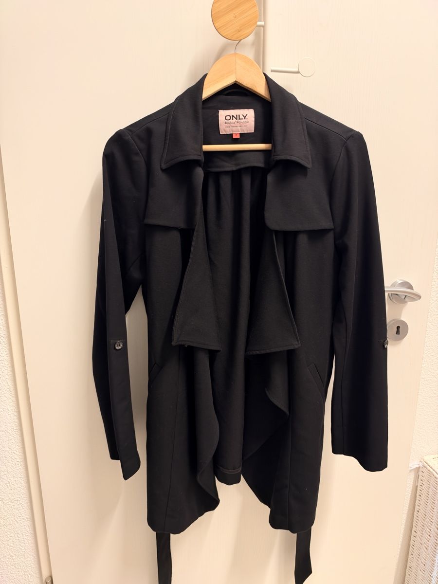 Only Cappotti: ONLY schwarzer Trenchcoat / Mantel Gr. M mit Bindegürtel – Usato da Dübendorf venduto da GaSchu-zh 1