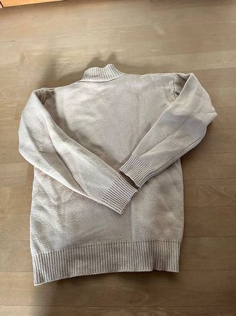 warmer cremefarbener pullover mit kurzem Rollkragen