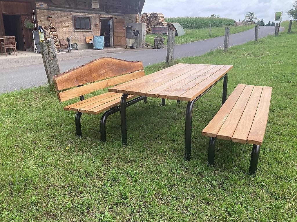 Tavoli: Gartentisch mit 2 Bänken, rustikal und robust, aus Eiche – Usato da Schwarzenburg venduto da Puma39 1