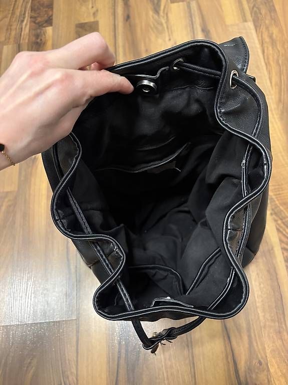 Rucksäcke: Rucksack schwarz Kunstleder – Gebraucht aus St. Gallen von mustang96 2