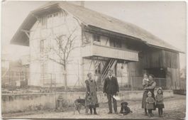 Landwirtschaft/Bauernfamilie mit Hund 1920 BE?