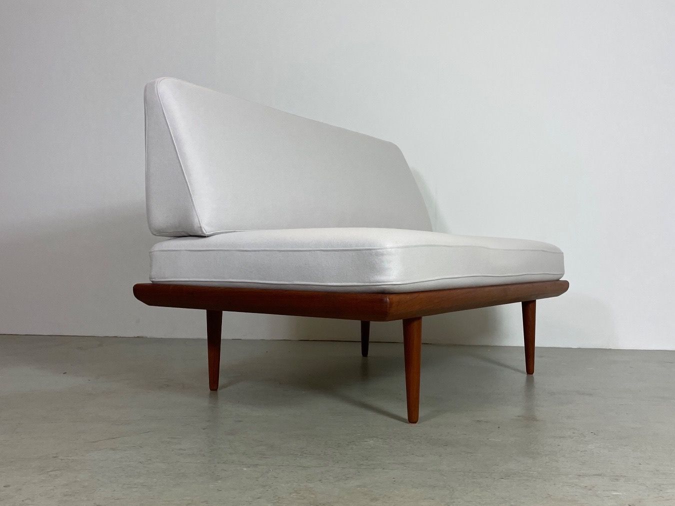 Sofas: Teak Daybed Minerva Hvidt & Mølgaard 2er Sofa restauriert – Gebraucht aus Basel von MidMod20C 1