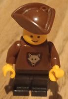 Lego Figur Pirat mit braunem Hut und braunem Pullover