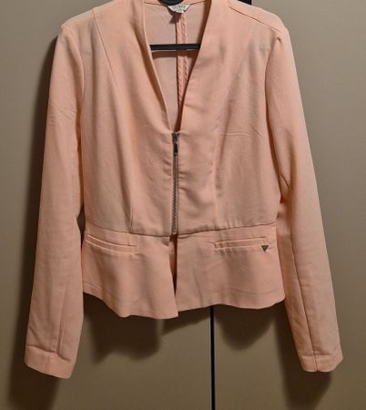 Eleganter Guess Blazer in Apricot - Perfekt für den Frühling