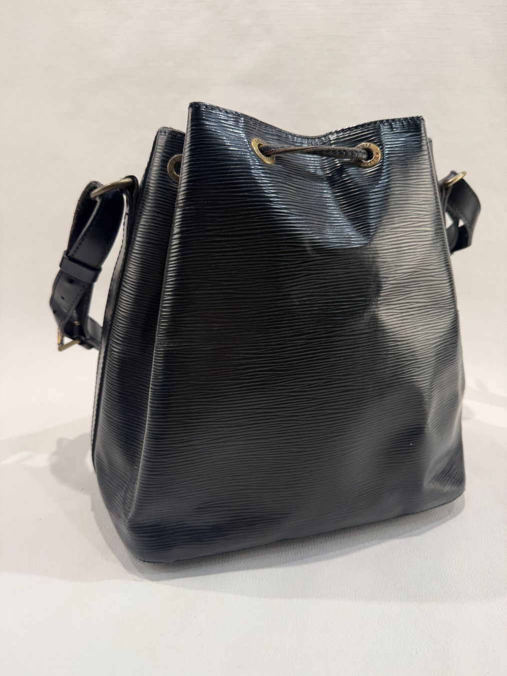 Louis Vuitton Borse da donna: Louis Vuitton Epi Noe Petit in schwarz – Usato da Erlenbach ZH venduto da iLuxury 1