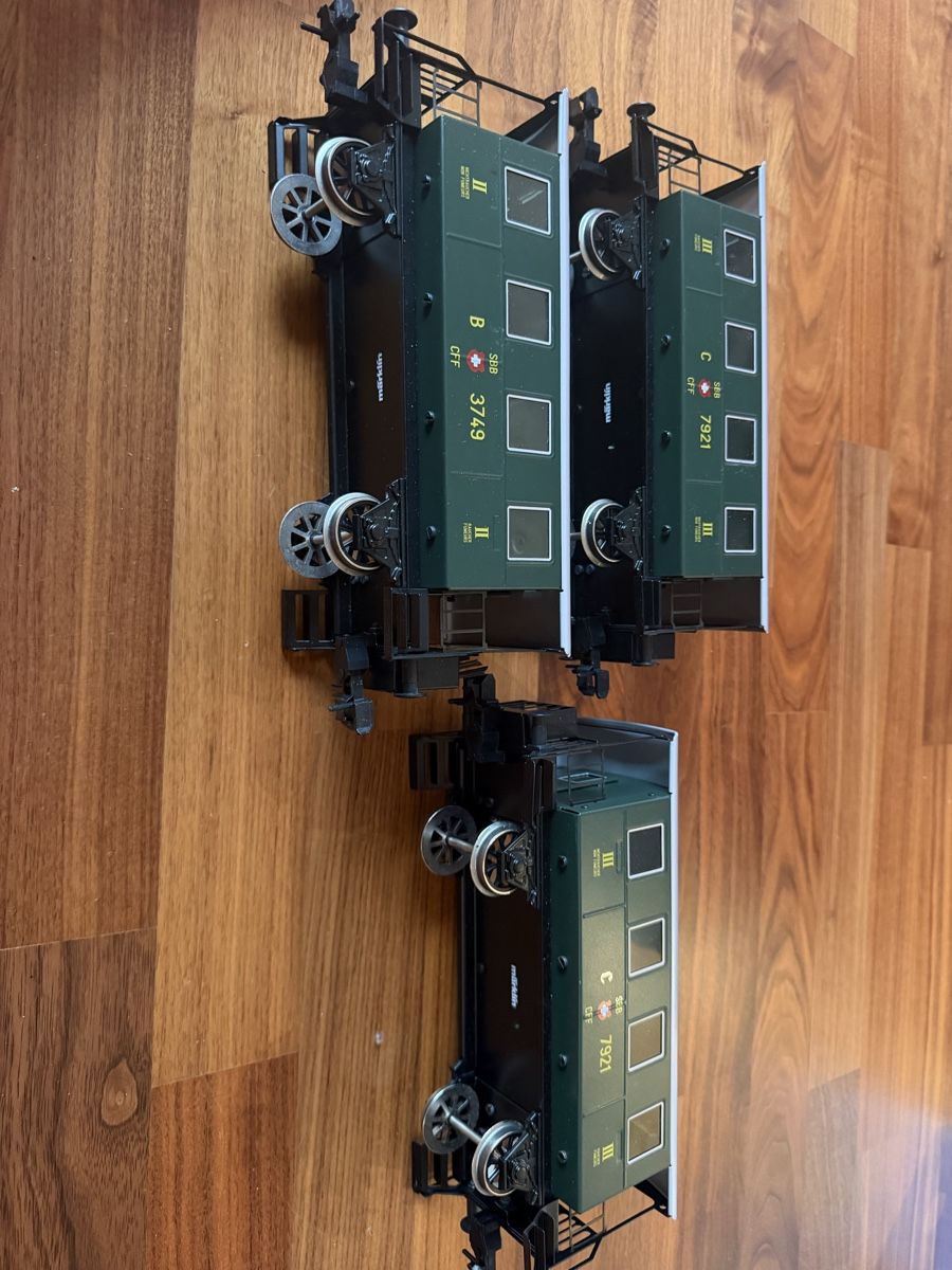 Märklin Modellini di ferrovie: Märklin Spur 1 Lok + 3 Wagen – Usato da Jona venduto da vallu_94 2