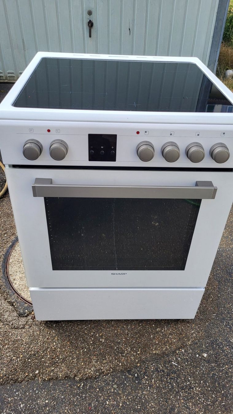 Cuisinières: Kochherd Sharp KF-76VDD19W-DE 2.5 Jahre alt – D'occasion à Liestal par Hhf 3