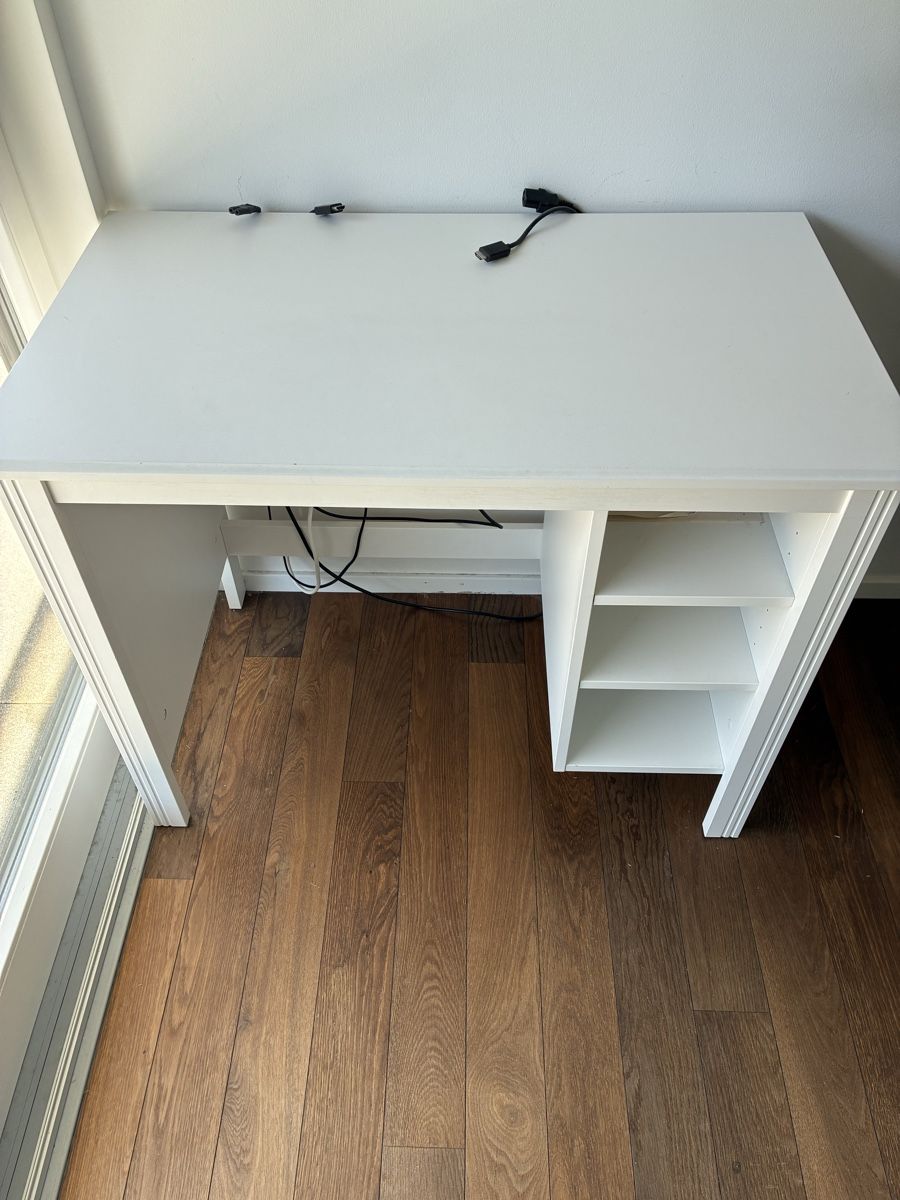 Ikea Scrivanie: Minimalist White Desk with Shelves - Perfect for Study – Usato da Muri b. Bern venduto da t29_f8y7