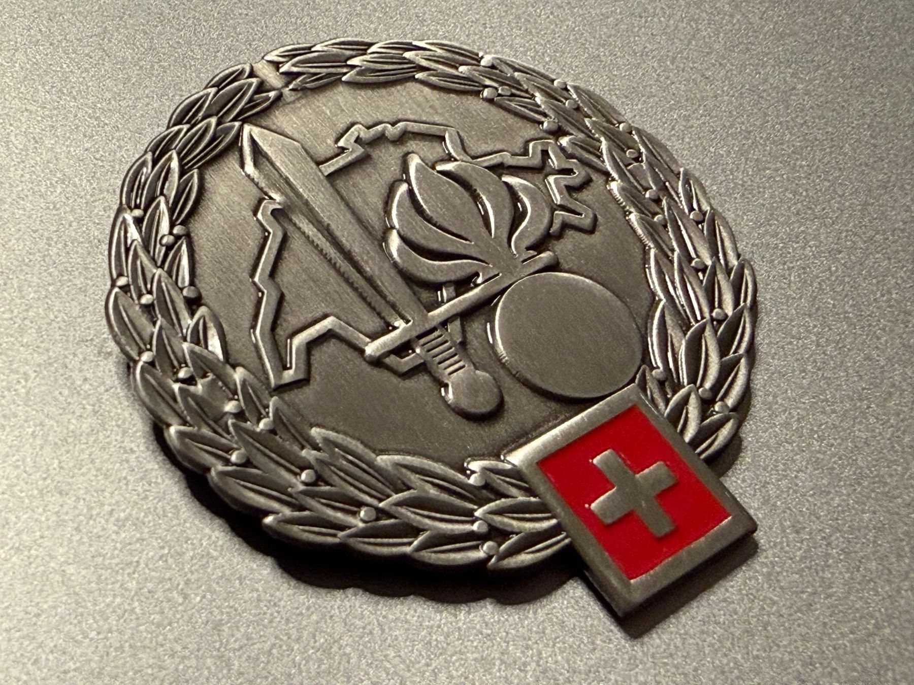 Schweizer Armee Placchette & Badge: Beret Emblem MP Grenadier - Schweizer Armee – Nuovo (secondo la descrizione) da Brütten venduto da Hst1