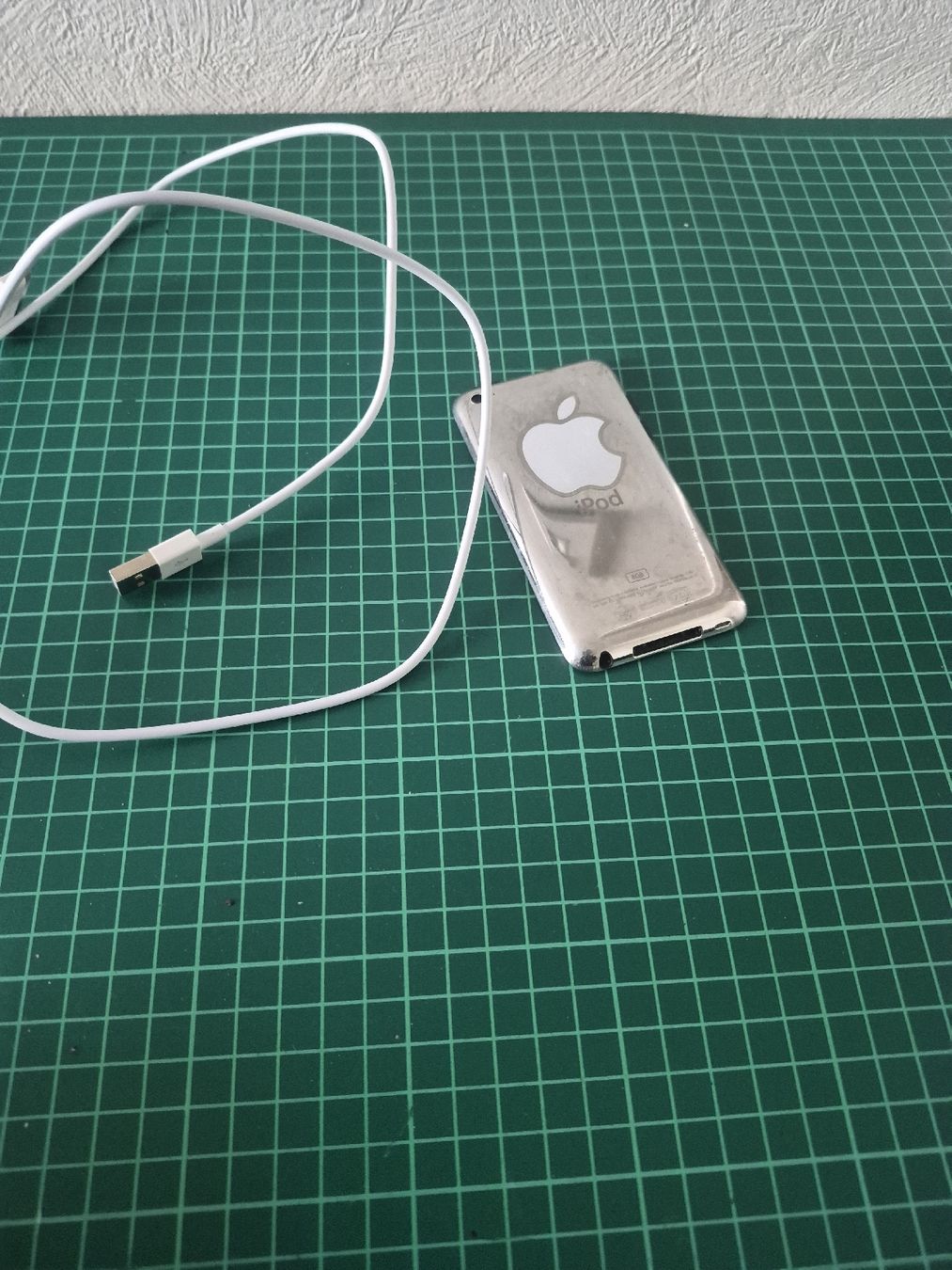 Apple Lettore multimediale portatile: iPod Touch 5th Gen Silver 32GB Used with Cable – Usato da Meyrin venduto da Retro-GZ 2