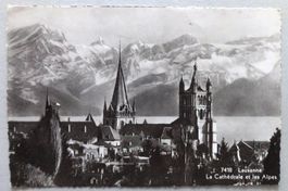 Lausanne - La Cathédrale et les Alpes