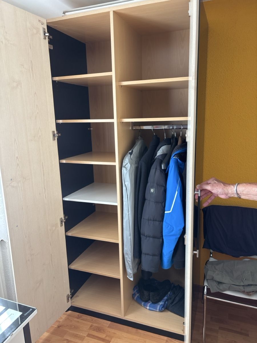 Armoires: Kleiderschrank mit Spiegel – D'occasion à Egerkingen par Verena006 1