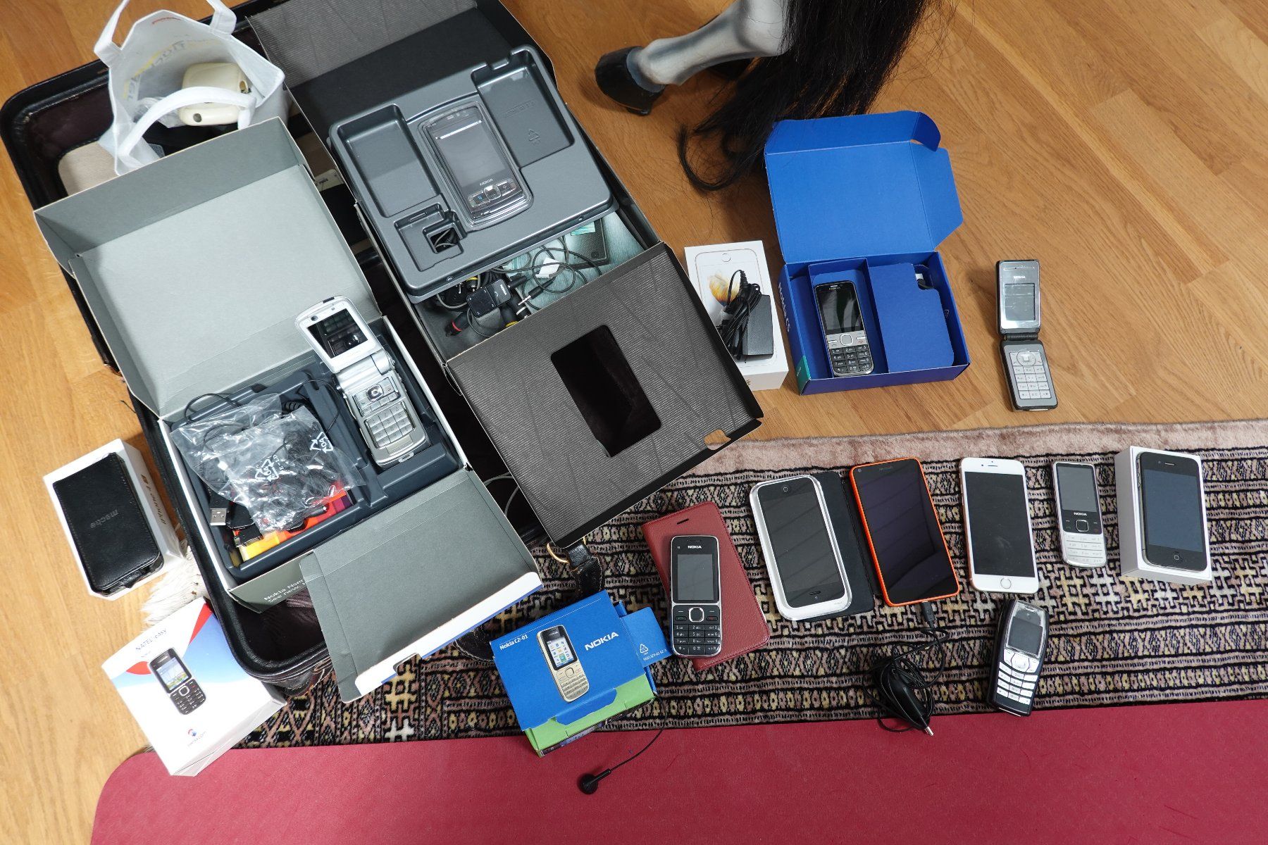 Telefoni cellulari / Smartphones: Ein Koffer voll alte Handys – Usato da Schüpfen venduto da Msche