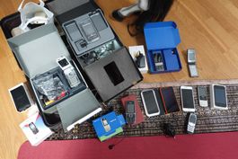 Ein Koffer voll alte Handys