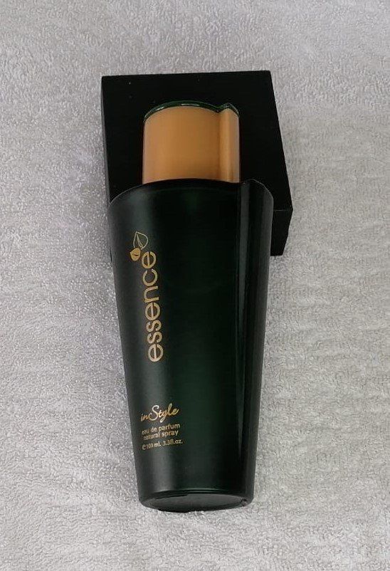 Parfum & Eau de Toilette: Parfume Essence – Gebraucht aus Grächen von Hel7890 1