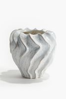 H&M Home Vase aus Steingut in Weiss &bläulichen Einschlüssen
