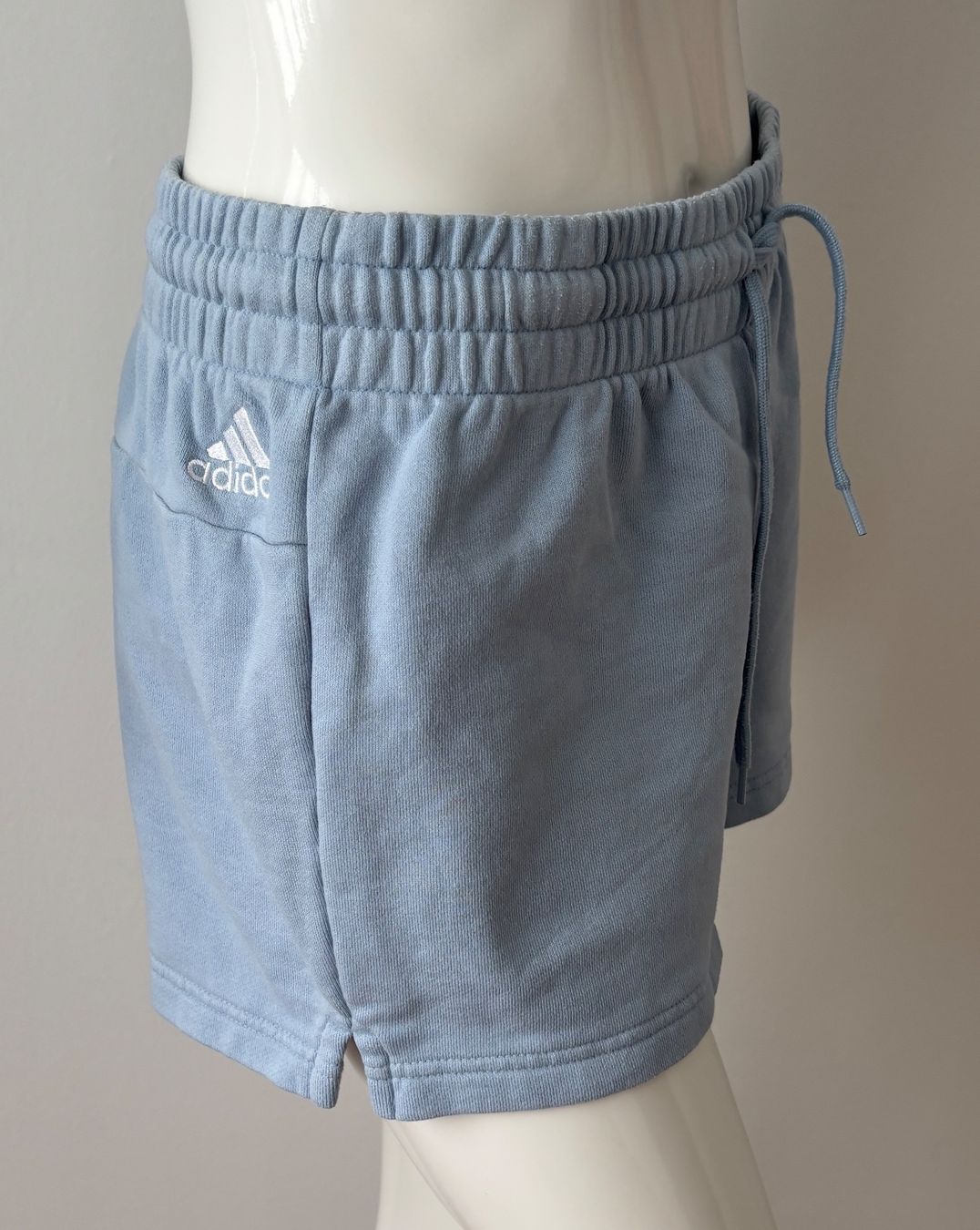 Adidas Hosen: ADIDAS Sweat Shorts hellblau - EU M – Gebraucht aus Bottmingen von Merkur_Basel 2