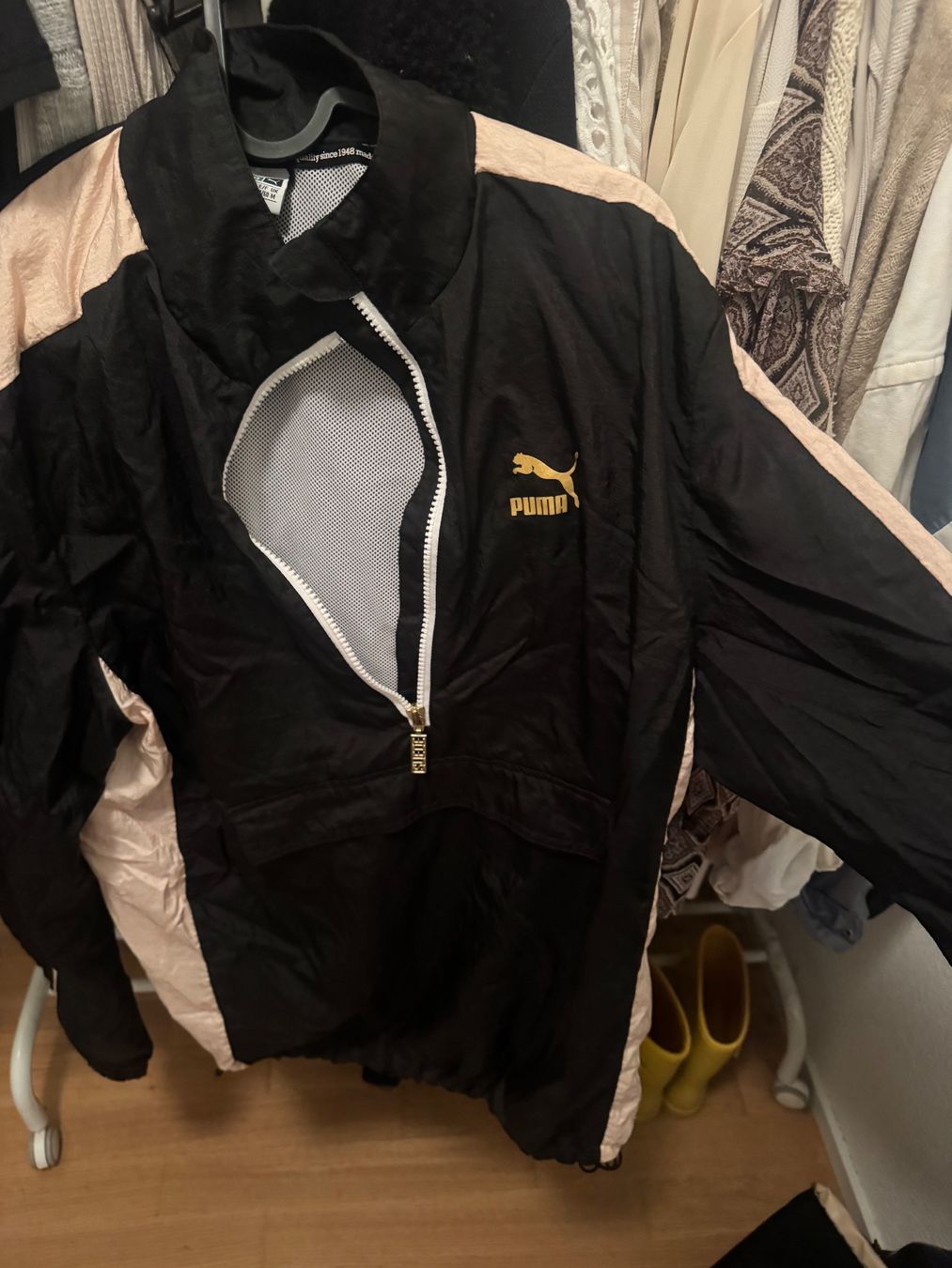 Puma Jacken: Puma Jacke schwarz-rosa Grösse M – Gebraucht aus Kradolf von ij5