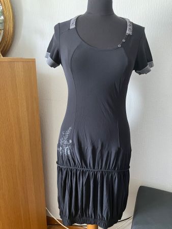 Robe 2026 noire  - idéale pour la saison actuelle!