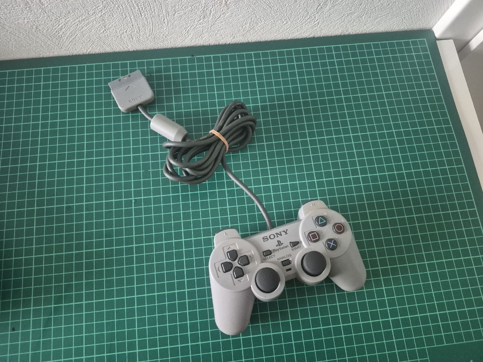 Sony Controller: Vintage Sony PlayStation 2 Controller-PS2,  PS1  – Gebraucht aus Meyrin von Retro-GZ