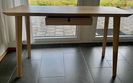 Eleganter kleiner Schreibtisch mit geräumiger Schublade