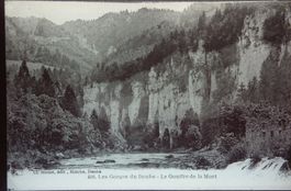 Les ruines du moulin de la mort au bord du Doubs