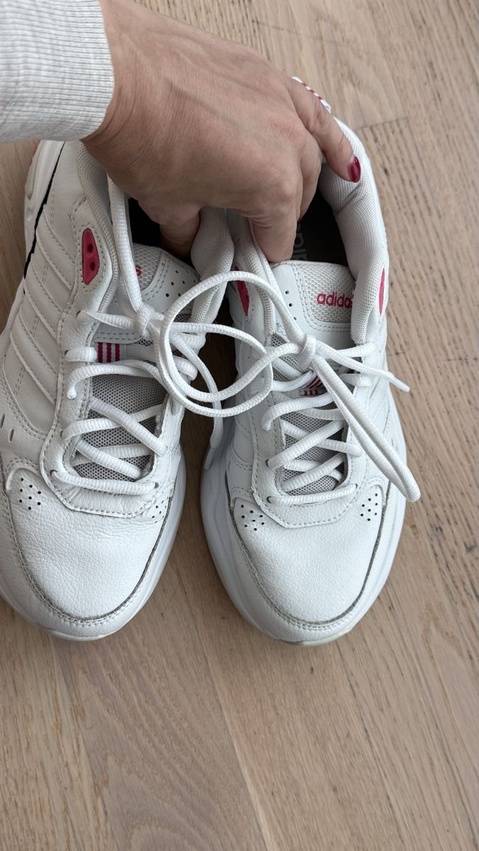 Adidas Scarpe da donna: Baskets Adidas Strutter, blanc et noir, taille 38 FR – Usato da Cham venduto da Ezhdoll 1