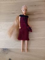 Modepuppe mit selbstgestricktem Kleid